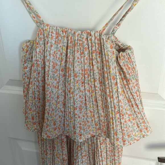 Gorgeous, floral, pleaded jumpsuit size medium - Picture 2 of 11